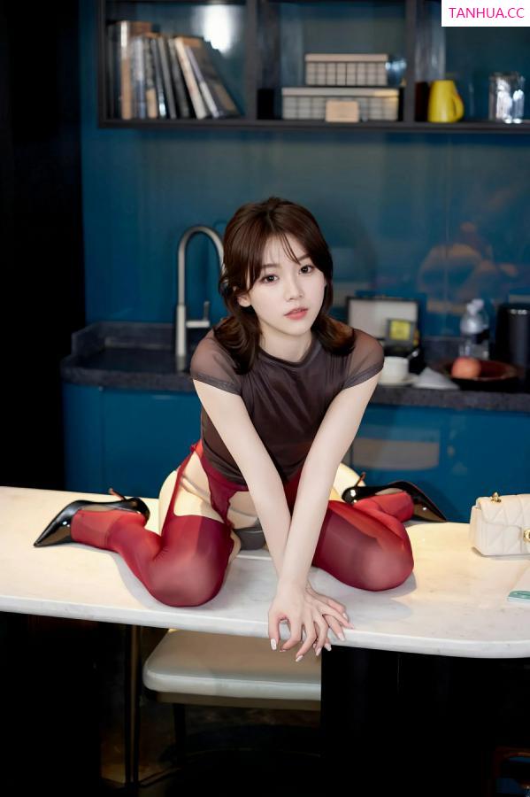 汁汁  [XiuRen]高清写真图 2025.08.08 No.10633 汁汁 黑色衬衫第21张图片